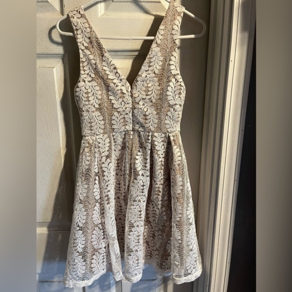 Elegant Lace Sleeveless Dress
